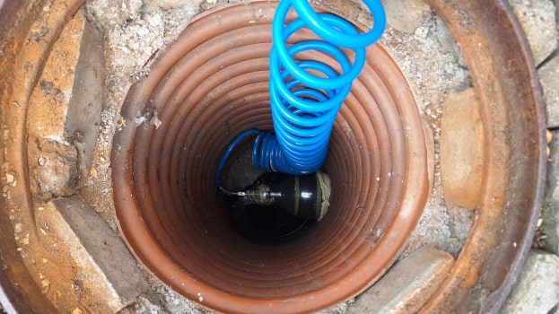 Paker podczas naprawy rury kanalizacyjnej - widok od studni